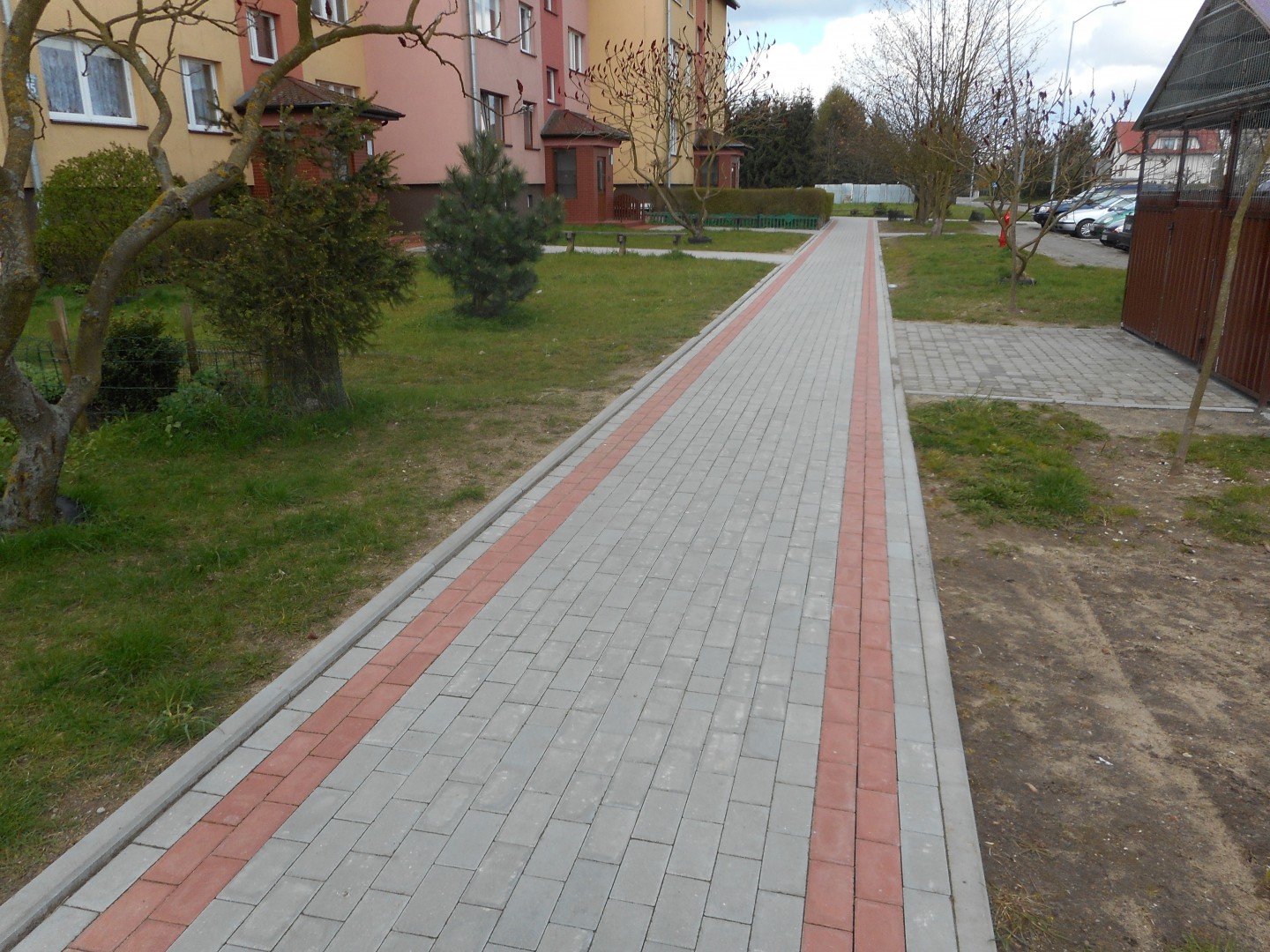 Zdjęcie do projektu Modern.chodn. przy ul.Łąkowej 13 i 15 oraz moder.dojść do klatek a, b, c w bloku przy ul. Łąkowej 15